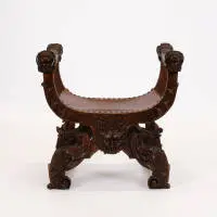 Historicistische klapstoel, rond 1900, eiken, rijk gesneden met grimassen en leeuwenkoppen, lederen bekleding, 71 x 75 x 59 cm, gebruikssporen