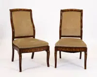 Paire de chaises, Pays-Bas ou France, milieu du 19e s., acajou avec riches incrustations florales sur la face avant, filets, dossier et pieds légèrement galbés, H. env. 93,5 cm, traces d'âge et d'usage, garnitures claires...