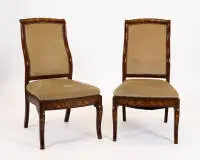 Paar stoelen, Nederland of Frankrijk, midden 19e eeuw, mahonie met rijke florale inleg op de voorzijde, lijninleg, rugleuning en poten licht gebogen, H. ca. 93,5 cm, ouderdomssporen en gebruikssporen, lichte bekleding...