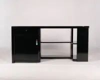 Bureau, art deco, circa 1930, zwarte pianolak, rechthoekig corpus aan de rechterzijde met afgeronde hoeken, het onderstuk links met kastvak en drie binnenlades evenals een lade in de rand, constructie met...