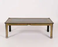 Table basse Mid Century, probablement Italie, années 1970, laiton gravé et verre miroir, meuble rectangulaire avec placage en laiton sur toute la surface, partiellement gravé d'ornements, dans le plateau un élément miroir, pieds avec volutes de style Art...