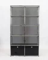 Étagère USM Haller, 5x2 cases, Graphite Black, avec deux compartiments fermant à clé dans le socle, au-dessus huit compartiments ouverts avec étagères en verre, côtés également en verre, fond perforé, 180 x 102 x 37 cm, traces d'usure