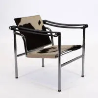 Fauteuil, dans le style LC1 de Le Corbusier, marque "Originale Dimensione", Italie, structure en tube d'acier avec surface d'assise en peau de vache, 65 x 60 x 60 cm, traces d'usure