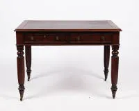 Viktorianischer Schreibtisch, England, 2. Hälfte 19. Jh., Mahagoni furniert, rechteckiger Schreibkorpus mit gerundeten Ecken und zwei Zargenschüben, vier oktogonale Balusterbeine auf Messingrollen, rotbraune Lederauflage mit Goldprägung, 73.5 x 106 x...