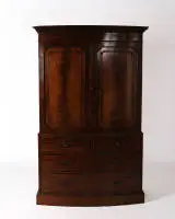 Armoire haute dite "Linnen Press", Angleterre, 1er tiers 20e s., dessin d'après Sheraton, corps à façade bombée, partie inférieure avec quatre tiroirs sur trois niveaux, partie supérieure avec deux portes, intérieur avec clayettes extractibles, 206 x 130 x 62 cm