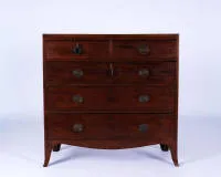 Commode, Angleterre, 19e s., acajou, corps droit avec cinq tiroirs sur quatre niveaux, pieds évasés sur ceinture galbée, 103.5 x 103.5 x 46 cm, garnitures complétées, traces d'âge