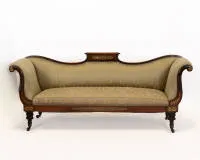 Bank, Regency, Engeland, 1e helft 19e eeuw, hardhout, gebogen armleuningen, front met ornamentale messing inleg, balusterpoten op messing wieltjes, Empire bekleding versleten, ca. 92 x 220 x 69 cm