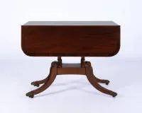 Drop-Leaf-Table, England, 19./20. Jh., Mahagoni u.a., seitlich je klappbare Platte mit Zargenschub auf vierpassigem Gestell mit Messingrollen, 73 x 56 (109) x 93 cm, Gebrauchsspuren