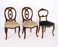 3 chaises victoriennes, Angleterre, 2e moitié 19e s., acajou, dossiers ballon, une paire assortie avec garnitures claires et une autre avec garniture noire, H. 2 x 90 cm et 86 cm