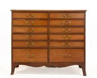 Commode de collection, Angleterre, 18e/19e s., acajou, corps rectangulaire sous plateau légèrement saillant avec 12 tiroirs sur six niveaux, ceinture galbée avec pieds légèrement évasés, anciennes garnitures et serrures en laiton, 105 x 124.5 x 57.5 cm, anciennement...