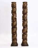 Paire de colonnes d'autel baroques monumentales, Italie du Nord ou Allemagne du Sud, probablement fin 17e ou début 18e s., bois massif sculpté en ronde bosse, tourné et doré sur fond de craie, pampres, raisins, oiseaux et nids d'oiseaux en relief,...