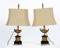 Paire de lampes de table, Napoléon III, France, milieu 19e s., fût avec bronzes dorés au feu en forme de vase, base en pierre avec trois pieds dorés chacune, H. 72 cm chacune, électrifiées