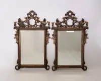 2 miroirs, probablement XIXe ou XXe siècle, style vénitien, cadres sculptés ajourés, 123 x 74 cm chacun, perte de couleur par endroits