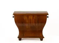 Toilette de chambre en forme de coffre, probablement Autriche, vers 1850, placage de noyer, corps rentrant dans le socle avec paroi galbée, deux poignées à bouton et couvercle rond, deux bandes décoratives ornementales sur le couvercle et le corps, sans insert, 50 x 62 x 50 cm, placage avec petits dommages