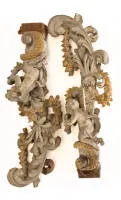 Paire de fragments architecturaux sculptés avec putti, probablement Italie, XVIIIe siècle, rococo, putti sur volutes, riches sculptures florales, 118 x 39 cm chacun, manques, traces d'âge