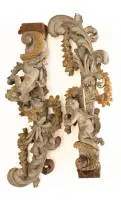 Paire de fragments architecturaux sculptés avec putti, probablement Italie, XVIIIe siècle, rococo, putti sur volutes, riches sculptures florales, 118 x 39 cm chacun, manques, traces d'âge