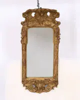 Miroir rococo, Louis XV, vers 1750, fronton incliné vers l'avant avec rocailles ajourées, 72 x 31 cm, verre probablement complété