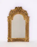 Miroir mural représentatif, Régence, France, 18e s., cadre richement décoré avec fronton arrondi sous un aigle couronnant et feuillage ajouré, 84 x 52 cm, traces d'âge et compléments