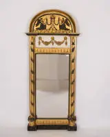 Miroir d'apparat représentatif, Empire / gustavien, Suède / Göteborg, 1er tiers 19e s., signé sur étiquette Johan Martin Berg (miroitier royal 1803-1837), cadre richement décoré avec colonnes flanquantes sous sommet arrondi, dans le...