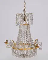 Lustre corbeille ou lustre en cristal, Empire, 1er quart 19e s., partiellement doré, trois feux, riche pendeloques en cristal, H. 60 cm, ø 49 cm, cristaux en partie avec éclats