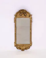 Rococo spiegel, Zweden, ca. 1760, fronton opengewerkt en naar voren hellend, 2-delige beglazing, ca. 67 x 27 cm