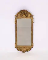 Rococo spiegel, Zweden, ca. 1760, fronton opengewerkt en naar voren hellend, 2-delige beglazing, ca. 67 x 27 cm