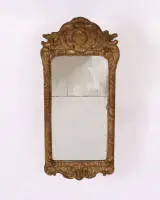 Rococo spiegel, Lodewijk XV, Frankrijk, circa 1765, gesneden en verguld op rood fond frame, 2-delige beglazing, 82 x 37 cm