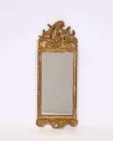 Rococo spiegel, Lodewijk XV, circa 1750, opengewerkte rocailles in fronton en voet, 97 x 38 cm, glas aangevuld