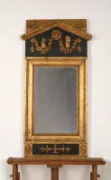Gustaviaanse wandspiegel, Zweden, circa 1820, hout, goud- en blauwgeschilderd, signatuur Johan Petter Holmberg (1813-1831), stadsmerk Stockholm, verguld met geëboniseerde decoratieve panelen in fronton en voet, 111 x 45 cm, reparaties