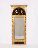 Gustaviaanse wandspiegel / trumeauspiegel, Empire, Zweden / Stockholm, 1e derde 19e eeuw, zwart-gouden lijst, rechthoekig kader met halfrond fronton, twee griffioenen rond een vuurschaal, achterzijde stadsmerk Stockholm...
