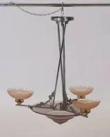 Art Déco-Deckenlampe, Frankreich, um 1920, vernickeltes Metallgestell mit vier roséfarbenen runden Glasschirmen, H ca. 80 cm, ø ca. 70 cm, Glas mit Chips, Korrosionsansätze
