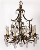 Kroonluchter, rond 1900, metaal, negen-lichts, gebogen metalen armen met kaarsen, centrale metalen takken met porseleinen bloemen, bladwerk hangend aan baldakijn, rijk versierd met glasprisma's, 74 cm hoog, ø 55 cm, geëlektrificeerd