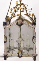 Porseleinen hanglamp, vierkante vorm, frame van beschilderd Sèvres-porselein, glas met floraal decor, messing versiering, vierarmig, 63 x 31 x 31 cm