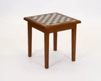 Schaaktafel, 20e eeuw, eiken en marmer, eiken frame met in het blad ingelegd speelveld van marmer, de 32 marmeren stukken in de twee lades, ca. 56 x 54 x 54 cm, stukken deels beschadigd