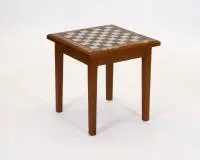 Schaaktafel, 20e eeuw, eiken en marmer, eiken frame met in het blad ingelegd speelveld van marmer, de 32 marmeren stukken in de twee lades, ca. 56 x 54 x 54 cm, stukken deels beschadigd