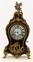 Grande pendule Louis XV Boulle avec console, Paris, vers 1750/60, sign. "Brindeau a Paris", corps à côtés rentrants et riche marqueterie en écaille et laiton gravé, riches bronzes dorés en forme de rocailles d'acanthe et...