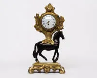 Tafelklok "Paard", Lodewijk XVI, Parijs, ca. 1780, gesign. "MOILOT A PARIS", brons, paardenbrons op sokkel met voluutvoeten, uit het zadel groeit een klokhoofd gevat in laurierbladeren met wit geëmailleerde wijzerplaat en Romeinse indices, op het...