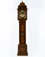 Amsterdamse staande klok, gesigneerd "Hendrik Vollenhoven / Amsterdam", circa 1780, later omgebouwd met muziekwerk. Rijk gemarmerde kast in eiken, marmering in notenhoutwortel en diverse edelhoutsoorten, front met bloemvazen, bloeiende takken, vogels en rankwerk, lange pendeldeur met ovale opengewerkte metalen lens; architectonisch geleed klokhoofd met Corinthische kapitelen en zijdelingse geluidsopeningen, messing wijzerplaat met verzilverde Romeinse cijferring, Arabische minuterie en kleine se