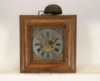 Bergische raamklok, circa 1700, 8-daags uurwerk, eiken kast met opgezet profiellijst en vlammende lijsten, blauwe ijzeren plaat, tinnen spanringen en cijferring, secondeslinger, touw met katrol, gewichten, slagwerk, slagmechanisme, opwindkruk, ca. 46 x 47 x 18 cm. Beschrijving dhr. Eckert, mei 1983