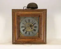 Horloge à cadre de Berg, vers 1700, mouvement 8 jours, caisse en chêne avec cadre profilé rapporté et moulures flammées, cadran en fer bleu, couronnes et anneau de chiffres en étain, pendule à secondes, corde avec poulie de renvoi, poids, sonnerie, mécanisme de sonnerie, manivelle de remontage, env. 46 x 47 x 18 cm. Description M. Eckert, mai 1983