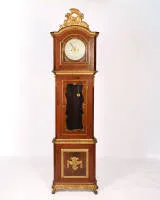 Horloge de parquet rococo, Danemark, milieu du 18e s., attribuée à Mathias Ortmann, cadran monogrammé "JCP", noyer