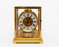 Jaeger-LeCoultre, pendule Atmos, Suisse, vers 1980, boîtier en laiton doré, verre sur cinq côtés, avec anneau de chiffres romains blancs et aiguilles noircies, mouvement mécanique visible à remontage automatique par variations de température et...