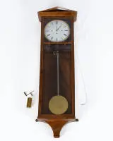 Régulateur viennois, Emil Focke, Vienne, milieu du 19e s., boîtier en acajou vitré sur trois côtés avec fronton Schinkel et socle rentrant, mouvement à platines en laiton avec pendule, un poids et deux ressorts moteurs, répétition, son sur timbre, cadran...