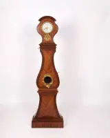 Horloge de parquet rococo, Louis XV, France, vers 1750, sign. "Le Bon à Paris", corps galbé plaqué bois de rose entre autres, fenêtre de pendule avec bronze rocaille, cadran émaillé blanc signé "Le Bon à Paris" avec heures romaines et...