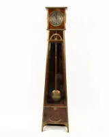 Petite horloge de parquet Art nouveau, vers 1910, boîtier s'amincissant vers le haut sur pieds courts avec applications en laiton plates en motifs d'arcs et d'éventails stylisés géométriquement, porte avec verre facetté, lentille de pendule gravée,...