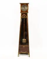 Petite horloge de parquet Art nouveau, vers 1910, boîtier s'amincissant vers le haut sur pieds courts avec applications en laiton plates en motifs d'arcs et d'éventails stylisés géométriquement, porte avec verre facetté, lentille de pendule gravée,...