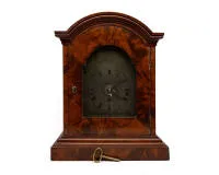 Bracket Clock, England, circa 1830, signed "Esplin / Wigan", case with round pediment in figured mahogany, profiled base and corresponding pediment cornice, glazed doors on front, back and side, brass dial with Roman hours,...