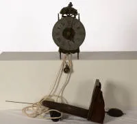 Laternenuhr, Frankreich, um 1770, sign. THILLOY LILLERS, 1-Tag Messingwerk mit Gewichtsantrieb, Ankergang und 1/2-Stundenschlag auf Glocke, Ziffernring in Zinn mit römischen Stunden und arabischer Minuterie, ein Gewicht und ein Pendel, auf einem...