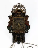 Horloge de chaise frisonne, Pays-Bas, 18e/19e s., boîtier en bois polychrome avec applications métalliques ajourées partiellement dorées et sirènes latérales, cadran peint avec heures romaines et minutes arabes, centrale...