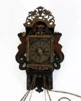 Horloge de chaise frisonne, Pays-Bas, 18e/19e s., boîtier en bois polychrome avec applications métalliques ajourées partiellement dorées et sirènes latérales, cadran peint avec heures romaines et minutes arabes, centrale...